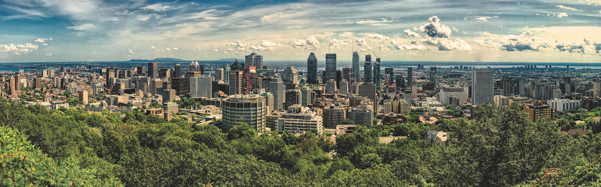 Centre-ville de Montréal au coucher de soleil avec le fleuve Saint-Laurent